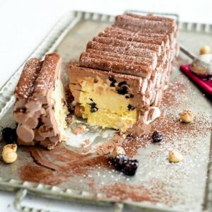 Geeiste Bûche de Noël mit Schokolade und Kirschen