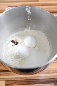 Gugelhupf de ma grand-mère Gugelhupf Backform Schritt 2 Eier Und Mehl In Schüssel