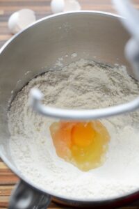 Gugelhupf de ma grand-mère Gugelhupf Backform Schritt 5 Ei In Mehlmischung Geben
