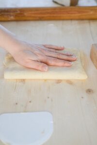 Rosinenschnecken (Pains aux raisins) Pains Aux Raisins Schritt 31 Teig Flach Drücken Mit Hand