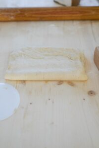Rosinenschnecken (Pains aux raisins) Rosinenschnecken (Pains aux raisins) Pains Aux Raisins Schritt 32 Blätterteig Gefaltet Auf Brett