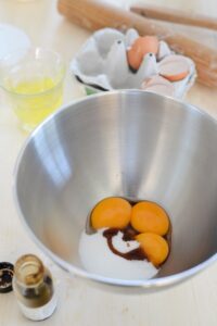 Rosinenschnecken (Pains aux raisins) Pains Aux Raisins Schritt 49 Eier Und Zucker In Schüssel