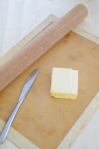 Rosinenschnecken (Pains aux raisins) Pains Aux Raisins Schritt 9 Butter Auf Backpapier Mit Messer