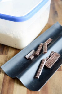 Schoko-Baguette - Baguette au chocolat Schoko-Baguette - Baguette au chocolat Baguette Mit Schokolade Schritt 1 Schokolade Auf Backblech Vorbereitet