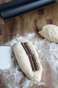 Schoko-Baguette - Baguette au chocolat Schoko-Baguette - Baguette au chocolat Baguette Mit Schokolade Schritt 10 Schokolade In Teigling Einlegen