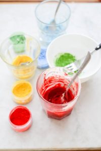 Osterei-Kuchen mit Überraschung Bunte Eierkuchen Malen 2 200x300