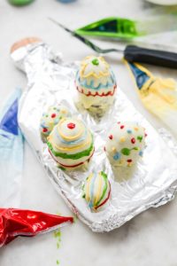 Osterei-Kuchen mit Überraschung Bunte Eierkuchen Malen 5 200x300