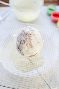 Osterei-Kuchen mit Überraschung Oster Kuchen In Ei Form 6 200x300