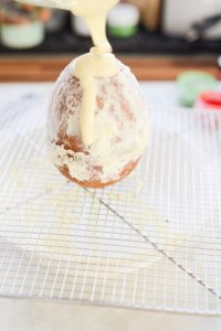 Osterei-Kuchen mit Überraschung Oster Kuchen In Ei Form 7 200x300