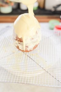 Osterei-Kuchen mit Überraschung Oster Kuchen In Ei Form 8 200x300
