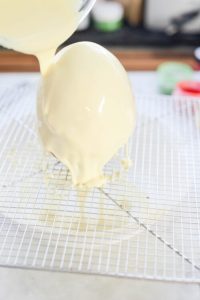 Osterei-Kuchen mit Überraschung Oster Kuchen In Ei Form 9 200x300