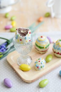 Osterei-Kuchen mit Überraschung Ostereier Cake Pop 200x300