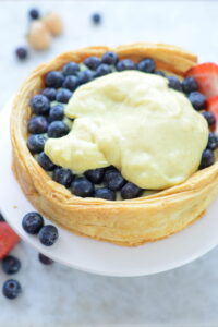 Crème-Brûlée-Kuchen Liebesbrunnen Mit Obst 200x300