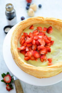 Crème-Brûlée-Kuchen Puit D Amour Mit Vanille Creme Patissiere Und Erdbeere 200x300
