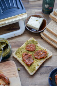 Croque Monsieur provenzalischer Art Croqü Monsieur Rezept Schritt 3 Pesto Und Tomaten Auf Brot 200x300