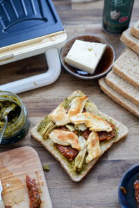Croque Monsieur provenzalischer Art Croqü Monsieur Rezept Schritt 5 Croqü Belegt Mit Pesto Und Haloumi 200x300