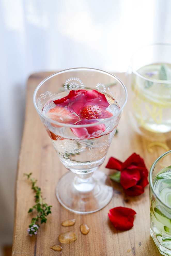 Wasser mit Gartenkräutern und Blüten aromatisieren Erdbeer Rosen Wasser Aromatisieren 4