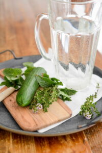 Wasser mit Gartenkräutern und Blüten aromatisieren Wasser mit Gartenkräutern und Blüten aromatisieren Kräuterwasser Rezept Schritt 1 Zutaten Für Kräuterwasser Vorbereite 200x300