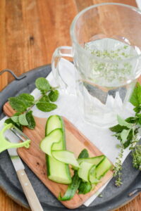Wasser mit Gartenkräutern und Blüten aromatisieren Kräuterwasser Rezept Schritt 2 Gurke Und Minze Vorbereiten 200x300