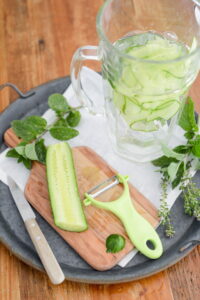 Wasser mit Gartenkräutern und Blüten aromatisieren Kräuterwasser Rezept Schritt 3 Gurke Schälen Für Infused Water 200x300