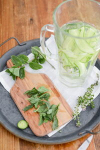 Wasser mit Gartenkräutern und Blüten aromatisieren Wasser mit Gartenkräutern und Blüten aromatisieren Kräuterwasser Rezept Schritt 4 Minze Und Gurke Vorbereiten 200x300