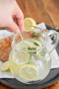 Wasser mit Gartenkräutern und Blüten aromatisieren Wasser mit Gartenkräutern und Blüten aromatisieren Kräuterwasser Rezept Schritt 7 Wasser Mit Zitrone Umrühren 200x300