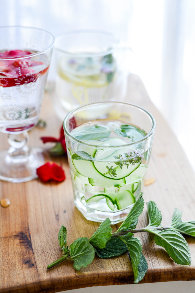 Wasser mit Gartenkräutern und Blüten aromatisieren Minze Gurke Wasser Aromatisieren 3