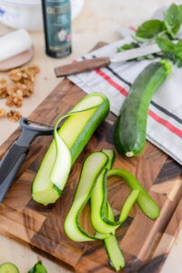 Zucchini Salat mit Ziegenkäse Salade Chevre Chaud Schritt 2 Zucchini Schälen Mit Sparschäler 200x300