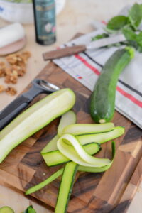 Zucchini Salat mit Ziegenkäse Salade Chevre Chaud Schritt 3 Zucchini In Streifen Schneiden 200x300