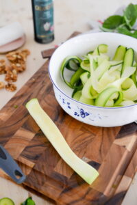 Zucchini Salat mit Ziegenkäse Salade Chevre Chaud Schritt 4 Zucchini Hobeln Für Salat 200x300