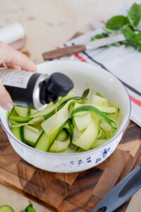 Zucchini Salat mit Ziegenkäse Salade Chevre Chaud Schritt 5 Zucchini Mit Sosse Würzen 200x300