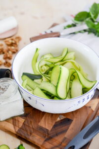 Zucchini Salat mit Ziegenkäse Salade Chevre Chaud Schritt 6 Zucchinistreifen In Schüssel 200x300