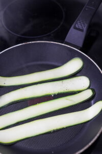 Zucchini Salat mit Ziegenkäse Salade Chevre Chaud Schritt 7 Zucchini Scheiben In Pfanne 200x300