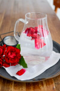 Wasser mit Gartenkräutern und Blüten aromatisieren Wasser Aromatisieren 10 200x300