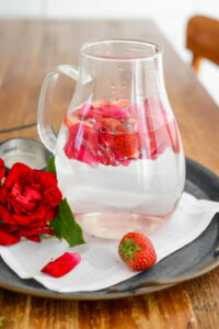 Wasser mit Gartenkräutern und Blüten aromatisieren Wasser mit Gartenkräutern und Blüten aromatisieren Wasser Aromatisieren 11 200x300