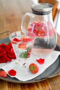 Wasser mit Gartenkräutern und Blüten aromatisieren Wasser mit Gartenkräutern und Blüten aromatisieren Wasser Aromatisieren 16 200x300