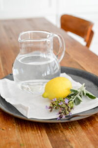 Wasser mit Gartenkräutern und Blüten aromatisieren Wasser mit Gartenkräutern und Blüten aromatisieren Wasser Aromatisieren 18 200x300