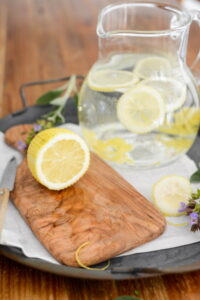 Wasser mit Gartenkräutern und Blüten aromatisieren Wasser Aromatisieren 19 200x300
