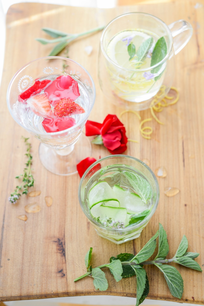 Wasser mit Gartenkräutern und Blüten aromatisieren Wasser Aromatisieren 2