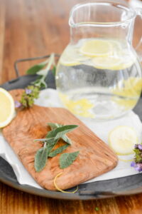 Wasser mit Gartenkräutern und Blüten aromatisieren Wasser mit Gartenkräutern und Blüten aromatisieren Wasser Aromatisieren 20 200x300