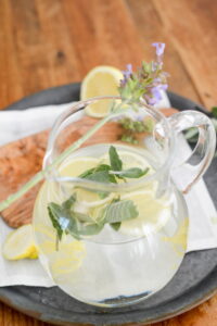 Wasser mit Gartenkräutern und Blüten aromatisieren Wasser Aromatisieren 21 200x300