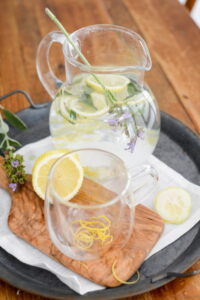 Wasser mit Gartenkräutern und Blüten aromatisieren Wasser Aromatisieren 22 200x300