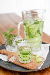 Wasser mit Gartenkräutern und Blüten aromatisieren Wasser mit Gartenkräutern und Blüten aromatisieren Wasser Aromatisieren 8 200x300