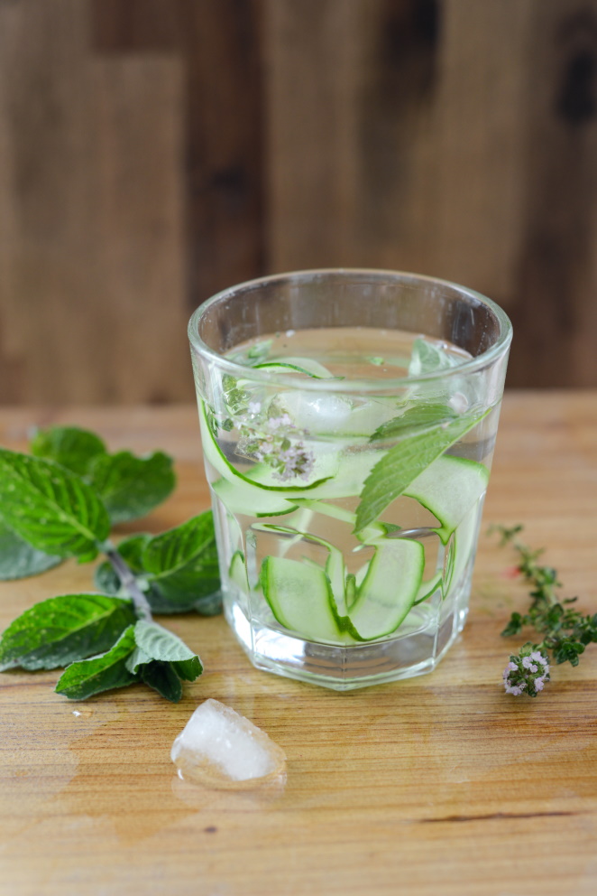 Wasser mit Gartenkräutern und Blüten aromatisieren Wasser Aromatisieren 9