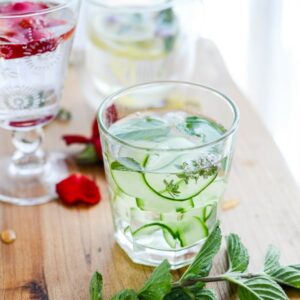 Wasser mit Gartenkräutern und Blüten aromatisieren