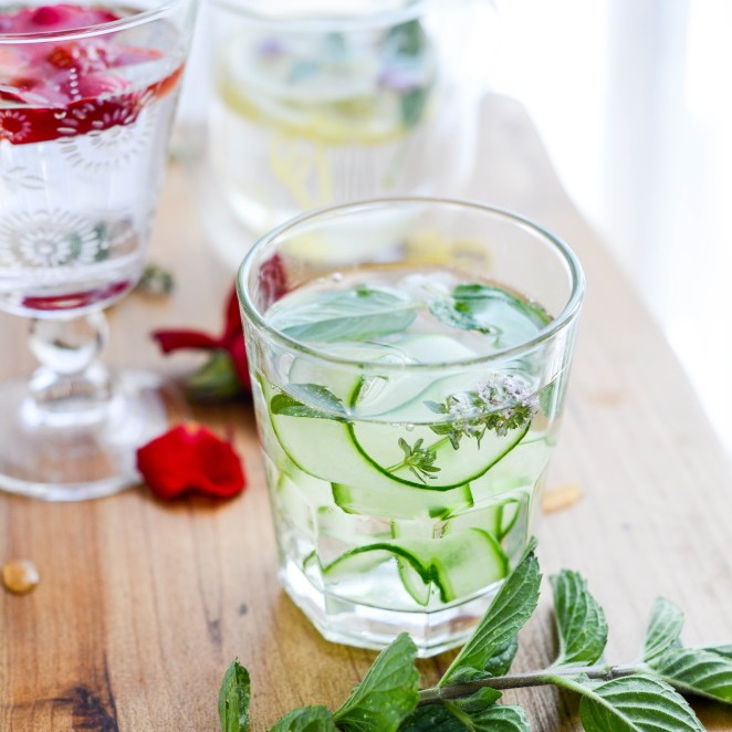  Wasser Mit Gartenkräutern Und Blüten Aromatisieren