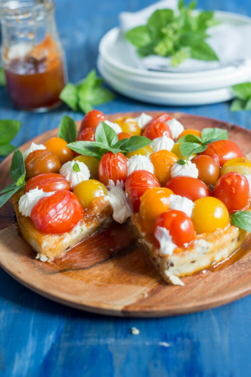 Herzhafte Tarte fine mit Tomaten und Zwiebelconfit Rezept