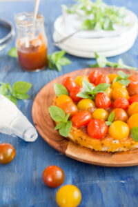 Herzhafte Tarte fine mit Tomaten und Zwiebelconfit Quiche Einfach Sommer 200x300
