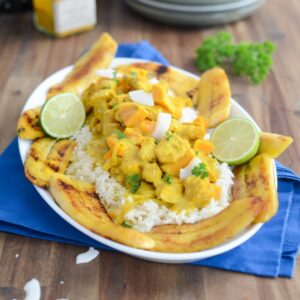 Hähnchen Colombo mit Kochbananen und Süßkartoffeln – Colombo de poulet