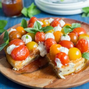 Herzhafte Tarte fine mit Tomaten und Zwiebelconfit